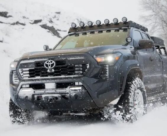 A photo of a Toyota Tacoma equipped with a Prinsu Roof Rack.